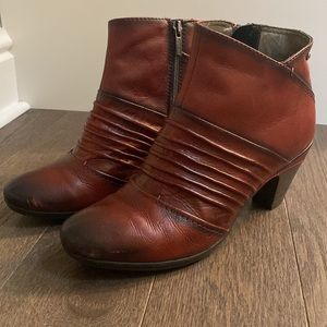 Pikolinos red bootie with heel, zip.